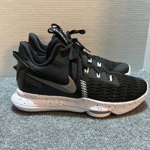 Nike LeBron Witness 5